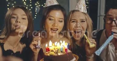 生日快乐女孩和朋友自拍。 生日，聚会，家庭，友谊，生活方式，广告，商业